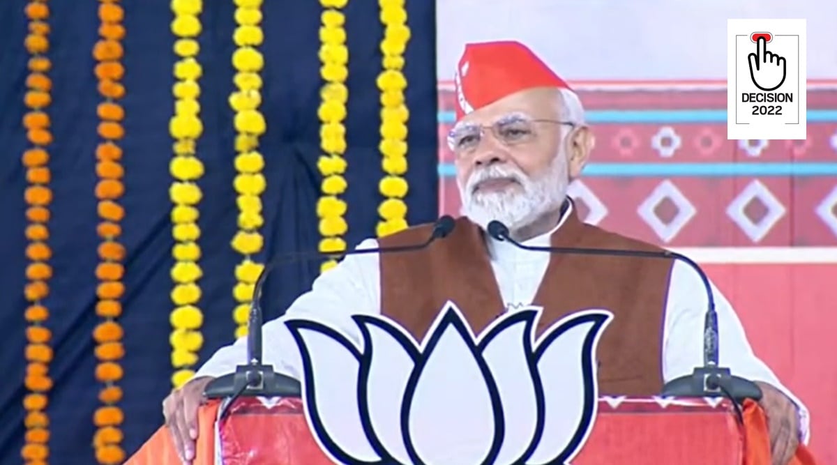 PM Narendra Modi addresses a rally at Valsad in Gujarat on Saturday, Nov. 19. (Twitter/ @narendramodi)