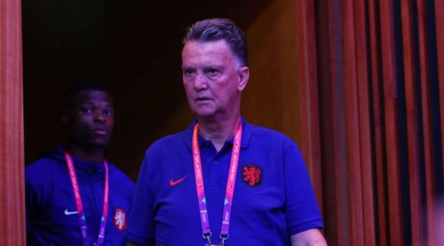  Netherlands coach Louis van Gaal and Denzel Dumfries before a press conference . (REUTERS) 