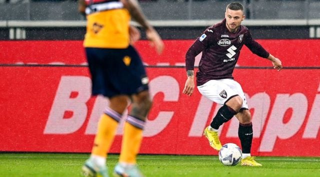 Torino's Karol Linetty, right in action during the Italian Serie A soccer match between Torino vs. Sampdoria at the Olimpico Grande Torino Stadium, in Turin, Italy, Wednesday, Nov. 9, 2022. (Fabio Ferrari/LaPresse via AP)