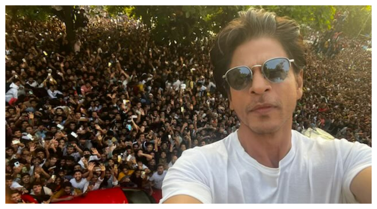 Shah Rukh Khan Birthday Live Updates: SRK greets fans outside ...