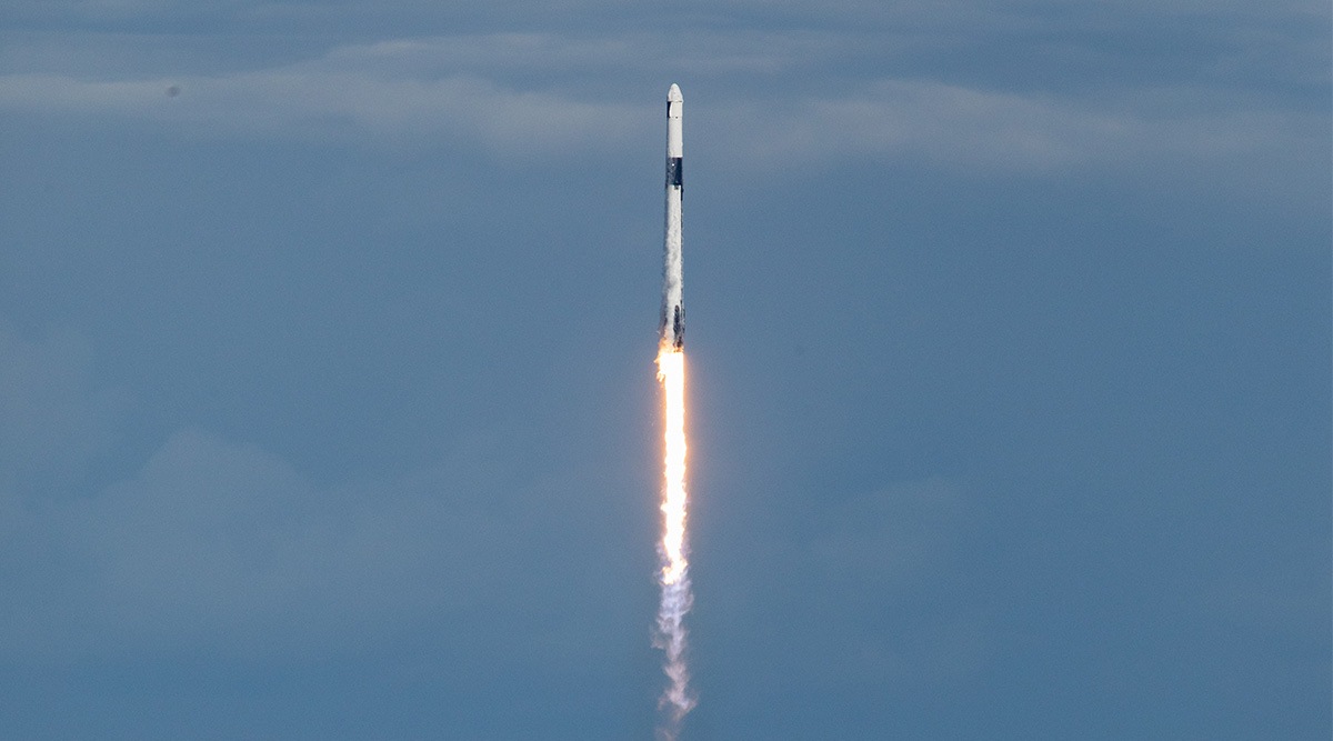 SpaceX launch carries solar arrays and Moon microscope,’ ‘space tomato ...