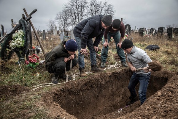 Russian retreat reveals signs of an atrocity in a Ukrainian village ...