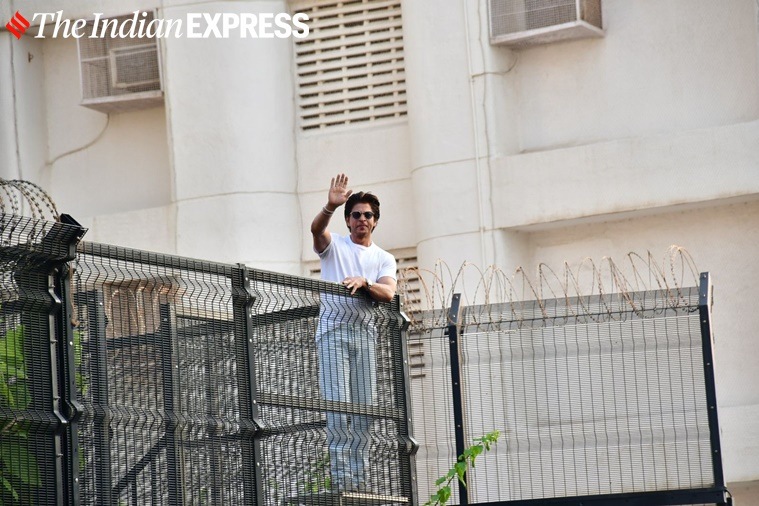 Shah Rukh Khan Shares Selfie With Fans Outside Mannat: ‘Grateful For ...