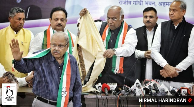 Former BJP leader Jay Narayan Vyas joins Congress in presence of party president Mallikarjun Kharge and Rajasthan CM Ashok Gehlot at GPCC office. (Express photo by Nirmal Harindran)