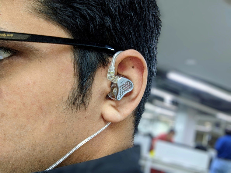 cca lyra iem في الأذن