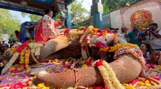 Puducherry governor Tamilisai Soundararajan paying her last respects to elephant Lakshmi. (TamilisaiGuv/Twitter)