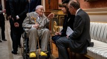David Hockney grabs eyeballs with his yellow crocs at Buckingham Palace luncheon; King Charles approves