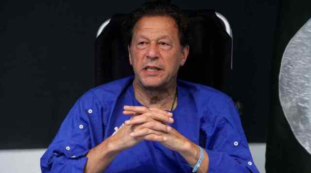 Former Pakistan's Prime Minister Imran Khan addresses a news conference after he was wounded following a shooting incident during a long march in Wazirabad, at the Shaukat Khanum Memorial Cancer Hospital & Research Centre in Lahore, Pakistan November 4, 2022. (REUTERS/Mohsin Raza)