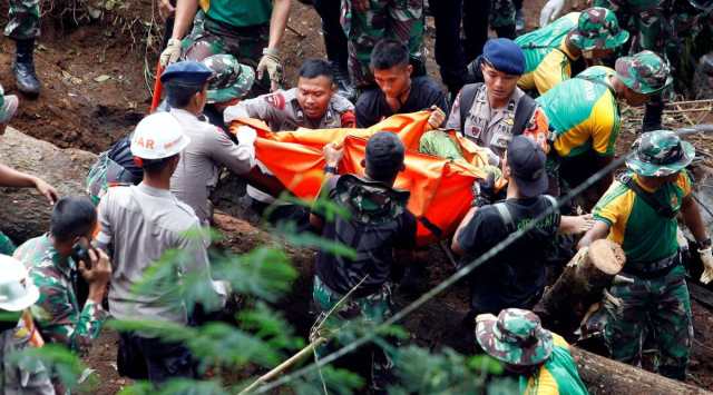 Rescue workers carry body bag of a victim from the site of a landslide following earthquake hit in Cianjur, West Java province, Indonesia, November 22, 2022. (Photo: Antara Foto/Yulius Satria Wijaya/ via REUTERS)