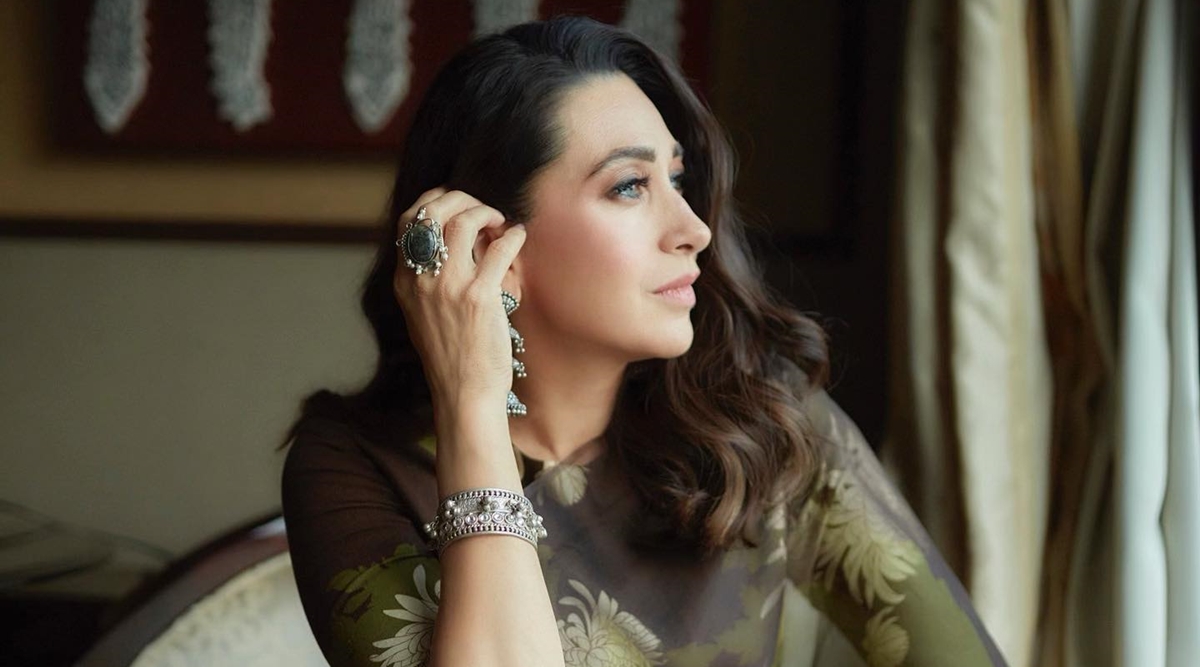 Karishma Kapoor Sexy Xxx Vidoes - Karisma Kapoor looks beguiling in a black sheer sari | The Times of India