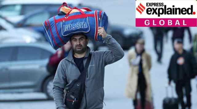 [1/3] A man carries a bag on his head as he travels from Russia across the border to Georgia at the Zemo Larsi/Verkhny Lars station, Georgia, September 26, 2022. (REUTERS/Irakli Gedenidze/File Phot0)