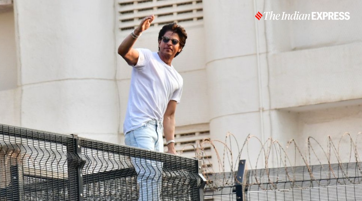 shah-rukh-khan-gets-overwhelmed-as-a-sea-of-humanity-greets-him-in-front-of-mannat-gratitude-watch