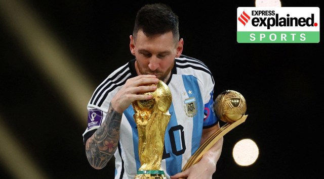الأرجنتين ليونيل ميسي يقبل كأس العالم بعد حصوله على جائزة الكرة الذهبية وهو يحتفل بعد الفوز بكأس العالم.