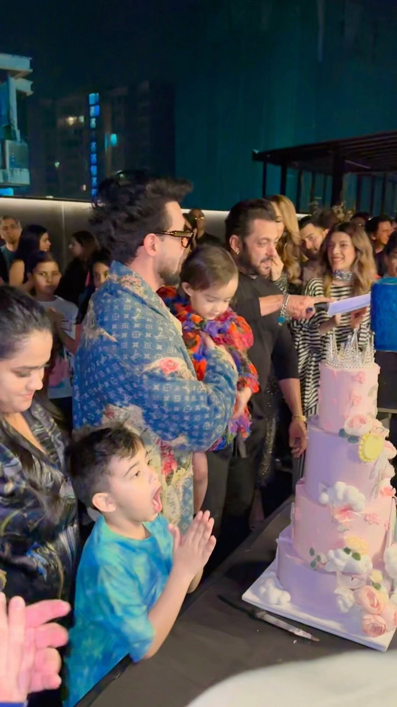 Salman cuts birthday cake with niece Ayat, Iulia can't stop smiling. Watch  | Bollywood - Hindustan Times