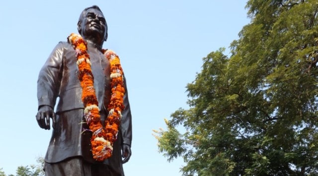 Statue of late Atal Bihari Vajpayee in Bhopal garlanded by Madhya Pradesh Chief Minister Shivraj Singh Chauhan on Dec 25, 2022, Sunday, Vajpaee's birth anniversary (Photo- Twitter/@ChouhanShivraj)