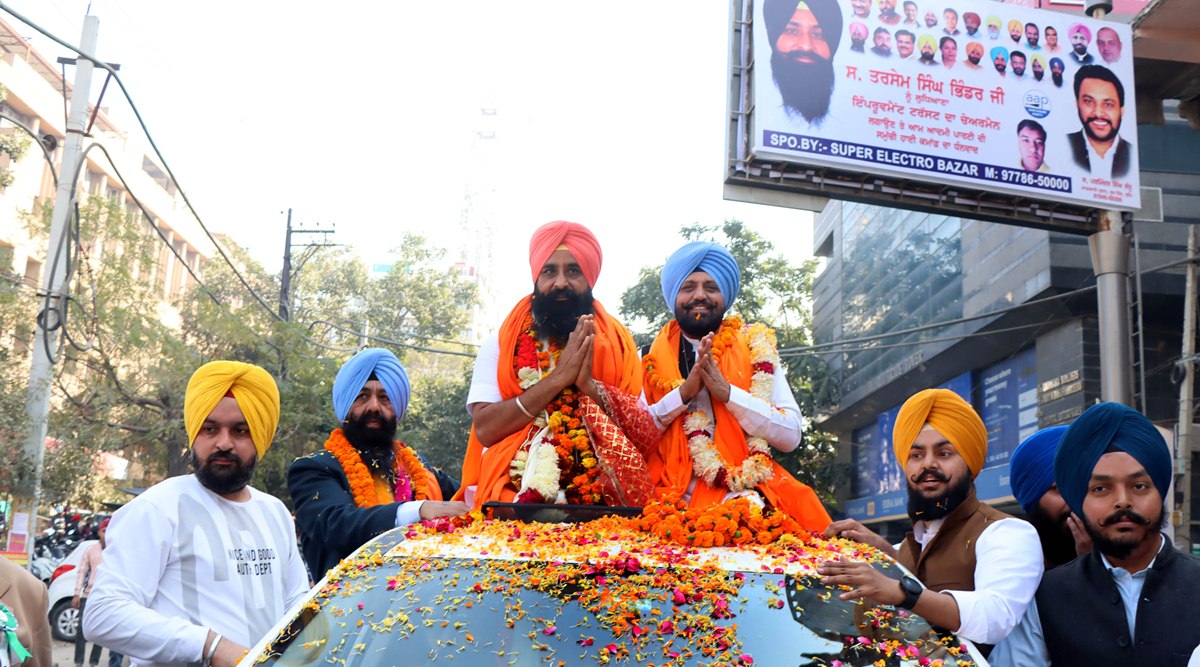 Ludhiana: Traffic norms flouted as AAP leader takes out roadshow before ...