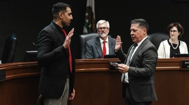 Mikey Hothi being sworn in as the 117th Mayor of the City of Lodi. (Twitter/@mikey_hothi)