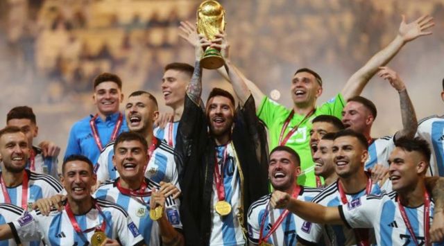 What is the black robe Messi was wearing when he lifted the World Cup ...