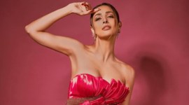 Malaika Arora, Malaika Arora yoga, Malaika Arora doing yoga, Malaika Arora fitness, Malaika Arora warrior poses, celeb fitness, fitness motivation, indian express news