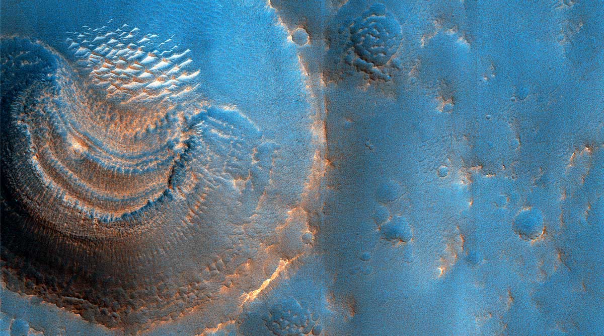 Orbitador de la NASA encuentra patrón curioso en cráteres marcianos