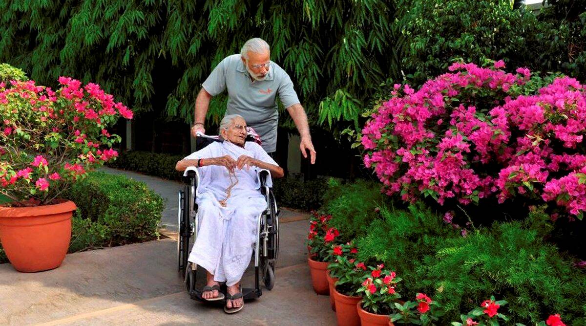 Looking on: PM Modi, his brothers perform last rites of their mother, Watch