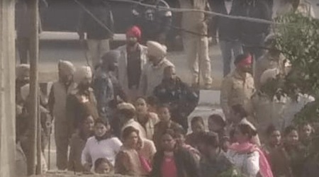 Police officials at the site of the protest near Rataul Rohi village in Ferozepur district on Sunday, 18/12/22 (Express photo)