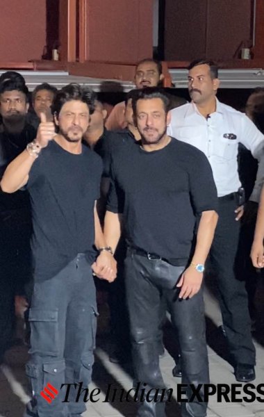 Shah Rukh Khan Hugs Salman Khan At Birthday Bash Kartik Aaryan Tabu Arrive In Style See 8086