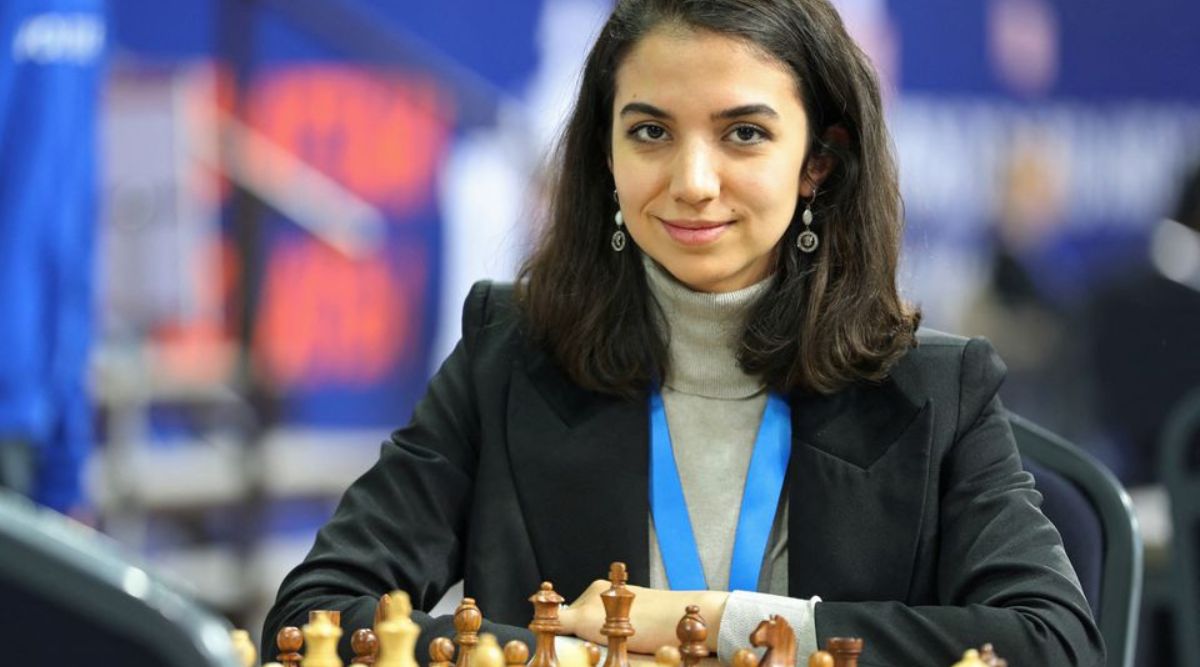 La ajedrecista iraní exiliada Sara Khadem adorna la portada de una revista en España