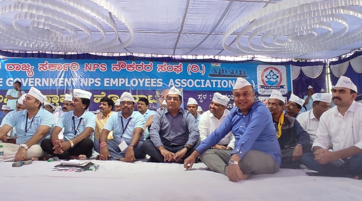 Karnataka AAP vice-president Bhaskar Rao, who accompanied party leaders to Freedom Park where the protest is being held, announced that if AAP comes to power in the state, NPS will be scrapped and OPS will be implemented.
(Photo: Twitter/@AAPBangalore)