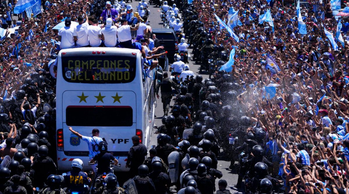 Un mar de gente intenta echar un vistazo a la selección argentina de fútbol