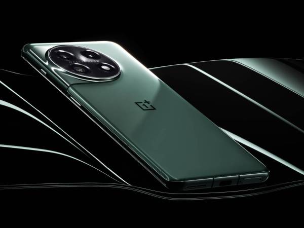 OnePlus 11 5G Sports a Big 'Black Hole' Styled Hasselblad Camera Bump
