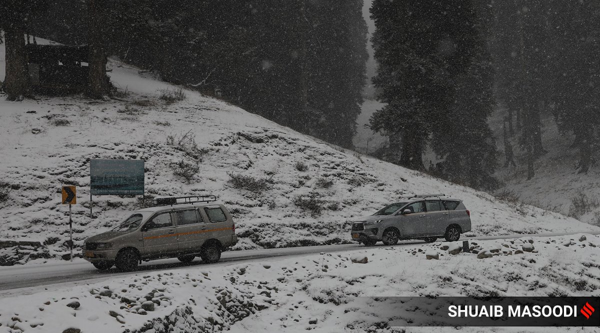 J-K: Snowfall brings cheer to tourists; relief from intense cold ...