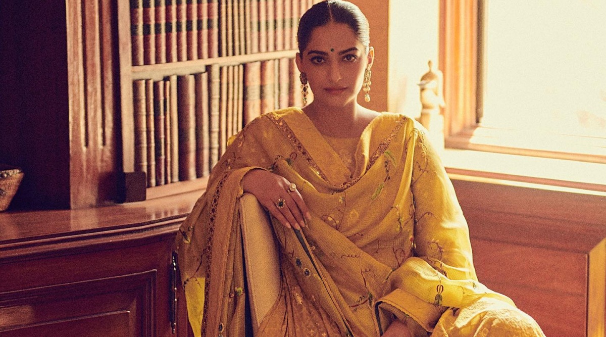 Sonam Kapoorxvideo - Sonam Kapoor decks up in ethnic wear; father Anil Kapoor calls her  'classic', mother Sunita Kapoor is all hearts | Entertainment News,The  Indian Express