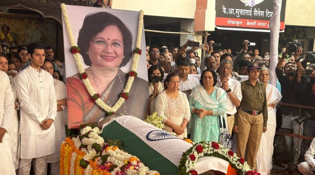 Last rites of former Pune Mayor and BJP leader Mukta Tilak attended by Deputy Chief Minister Devendra Fadnavis, among others on Dec 23, 2022, Friday (Photo-Twitter@Dev_Fadnavis)