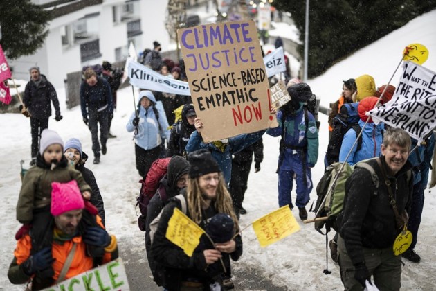 Braving snowfall, climate activists protest against World Economic ...