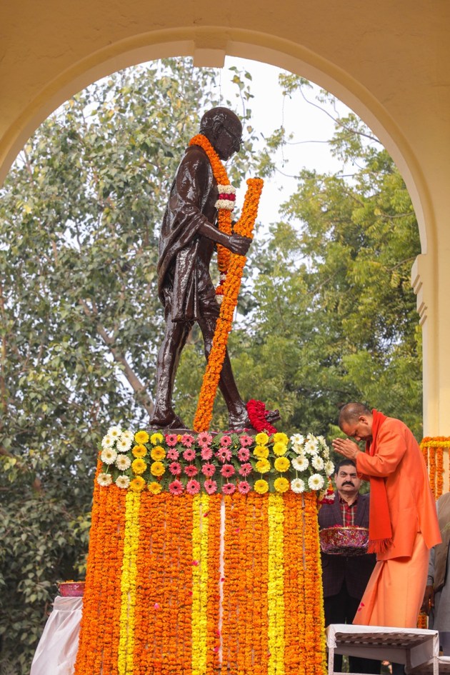 Yogi and gandhi tribute