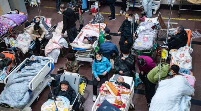 Patients fill the lobby of a hospital in Shanghai, China, on Jan. 6, 2023. (Qilai Shen/The New York Times)