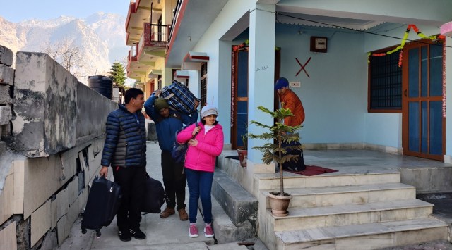 Families move to shelters in Joshimath. (Express photo by Avaneesh Mishra)