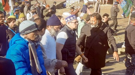 Banihal: Congress leader Rahul Gandhi with former J & K CM Omar Abdullah and other during the Bharat Jodo Yatra in Banihal, J & K, Friday, Jan. 27, 2023. (PTI Photo)  