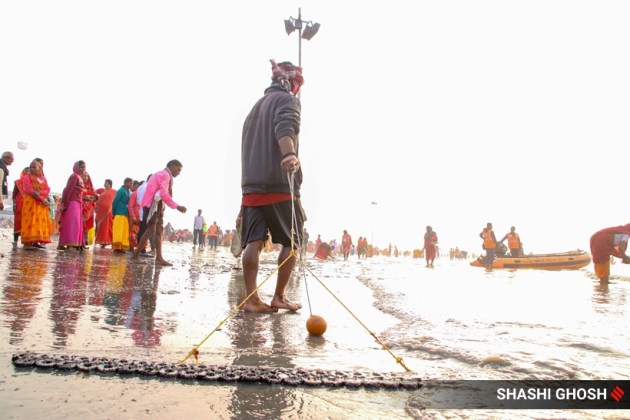 gangasagar, fishermen, magnets, fishing, coins, money, cyclone Yaas, west bengal, india, indian express
