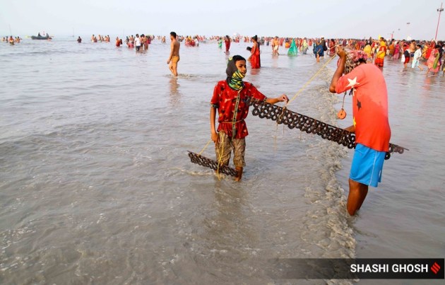 gangasagar, fishermen, magnets, fishing, coins, money, cyclone Yaas, west bengal, india, indian express
