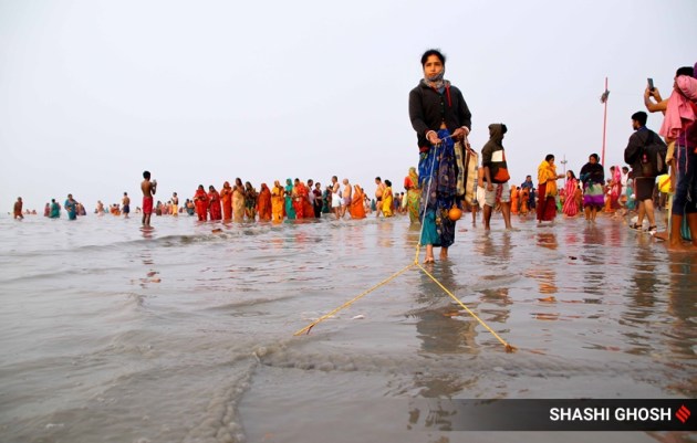 gangasagar, fishermen, magnets, fishing, coins, money, cyclone Yaas, west bengal, india, indian express