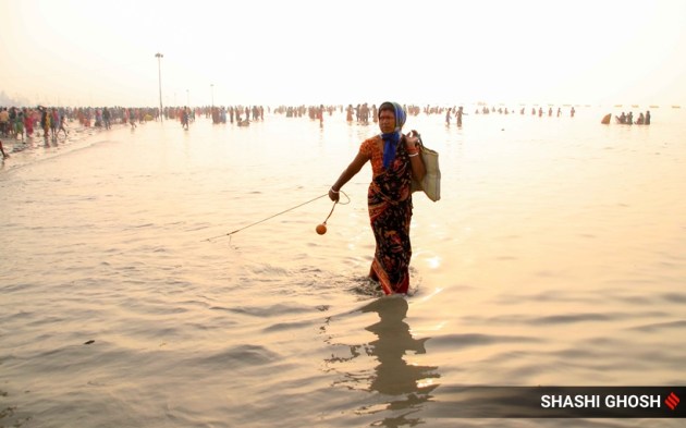 gangasagar, fishermen, magnets, fishing, coins, money, cyclone Yaas, west bengal, india, indian express