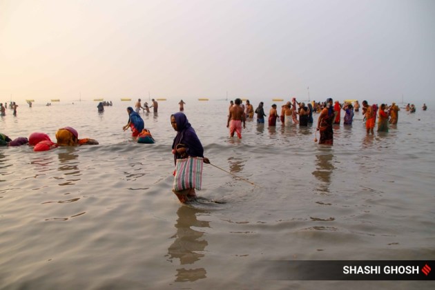gangasagar, fishermen, magnets, fishing, coins, money, cyclone Yaas, west bengal, india, indian express