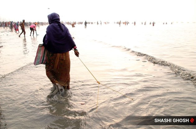 gangasagar, fishermen, magnets, fishing, coins, money, cyclone Yaas, west bengal, india, indian express