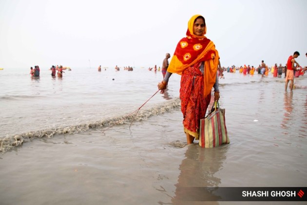 gangasagar, fishermen, magnets, fishing, coins, money, cyclone Yaas, west bengal, india, indian express