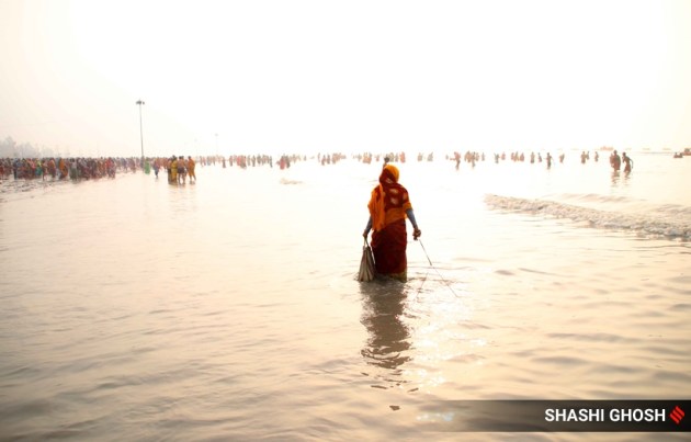 gangasagar, fishermen, magnets, fishing, coins, money, cyclone Yaas, west bengal, india, indian express