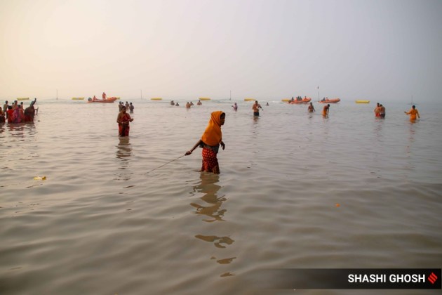 gangasagar, fishermen, magnets, fishing, coins, money, cyclone Yaas, west bengal, india, indian express