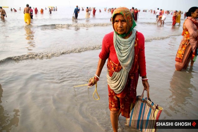 gangasagar, fishermen, magnets, fishing, coins, money, cyclone Yaas, west bengal, india, indian express