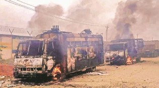 Farmers torch vehicles at thermal plant site in Buxar, 12 cops injured